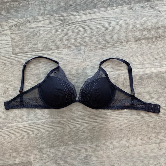 VS Incredible Lightly Lined Lace Plunge Bra - Picture 4 of 8